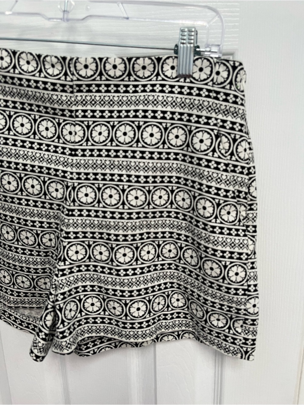 GAP Womens High Rise Black White Festival Shorts Floral Side Zip Cotton 10 - Picture 2 of 16